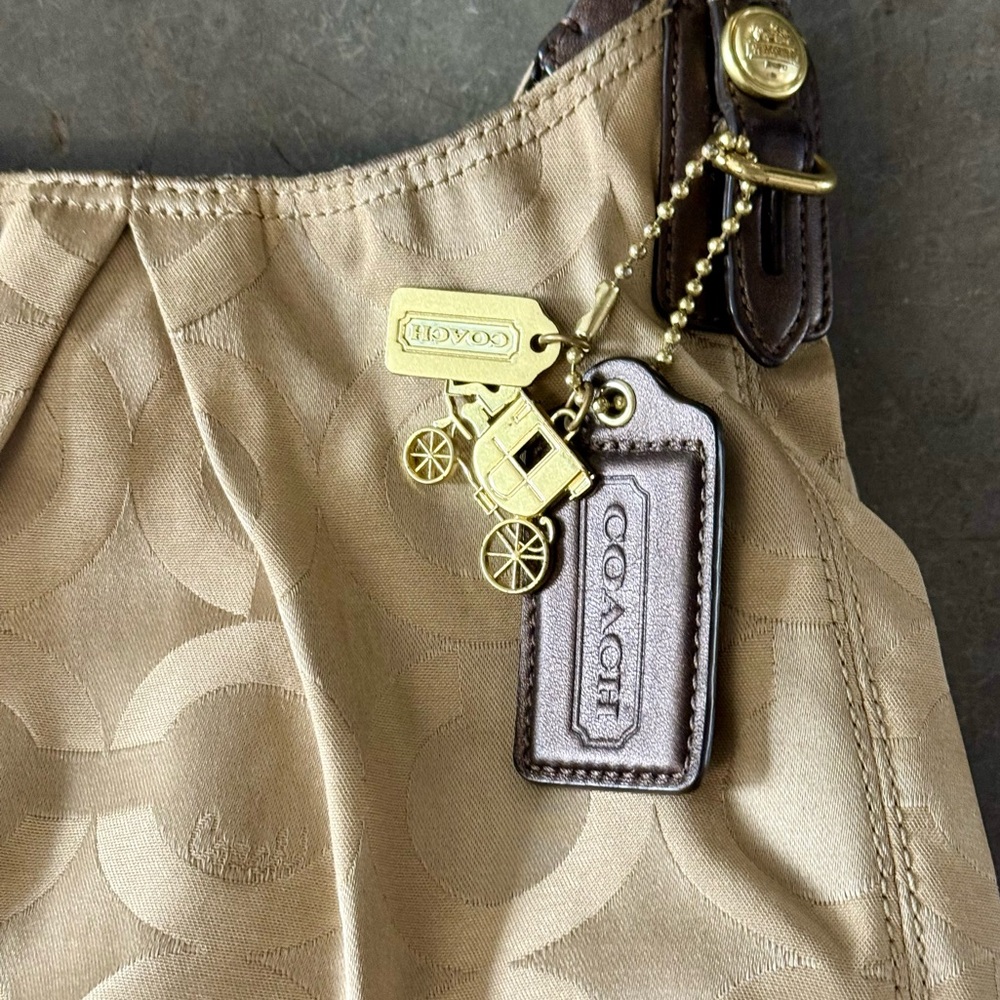 Coach Maggie Optic XL Beige Shoulder Bag - Picture 2 of 14